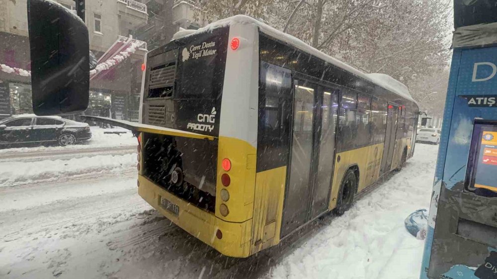 Diyarbakır’da iki gündür devam eden kar yağışı trafiği felç etti