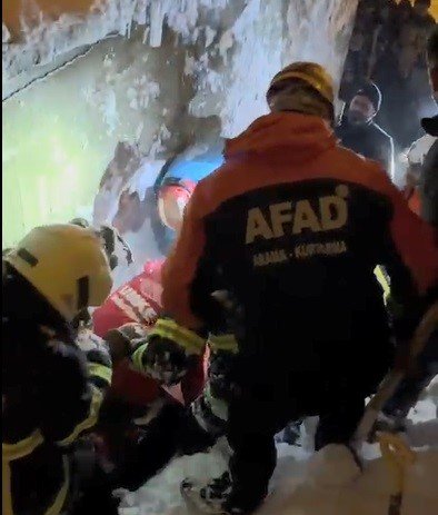 Evlerinin damında kar temizlerken üzerlerine çığ düştü