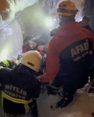 Evlerinin damında kar temizlerken üzerlerine çığ düştü