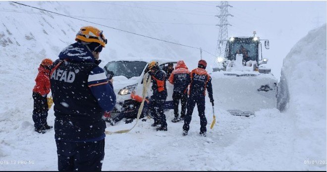 Hakkari’de çığ altında kalan araçtaki 2 kişi kurtarıldı