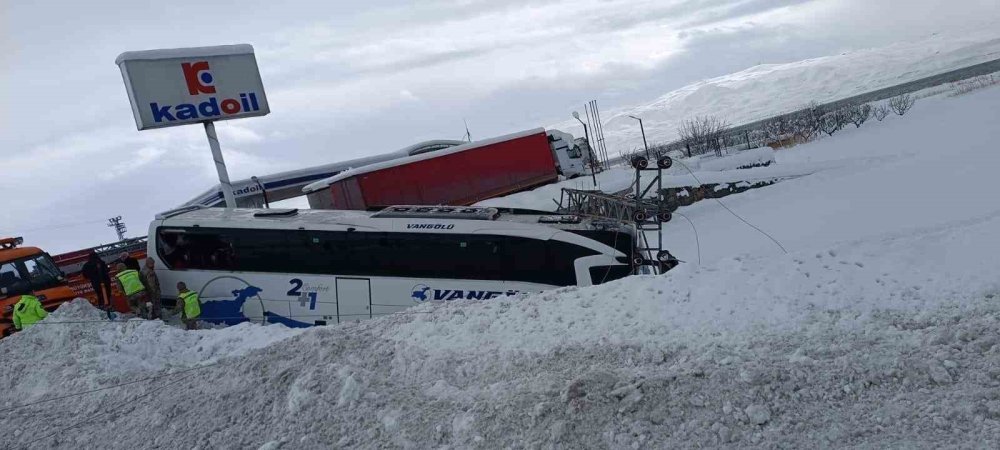 Kar yağışı beraberinde kazayı getirdi: Yolcu otobüsü direğe çarparak durabildi