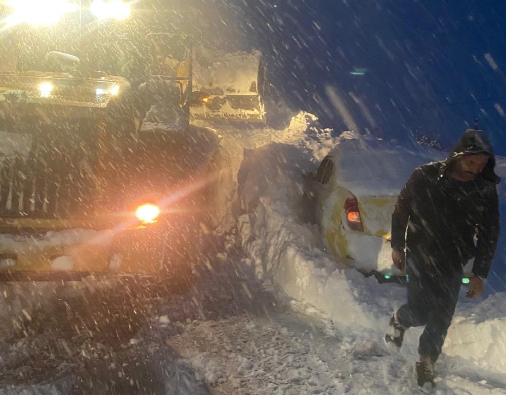 Şemdinli’de çığ: Karayolları ekipleri zamanla yarışarak 3 kişiyi kurtardı