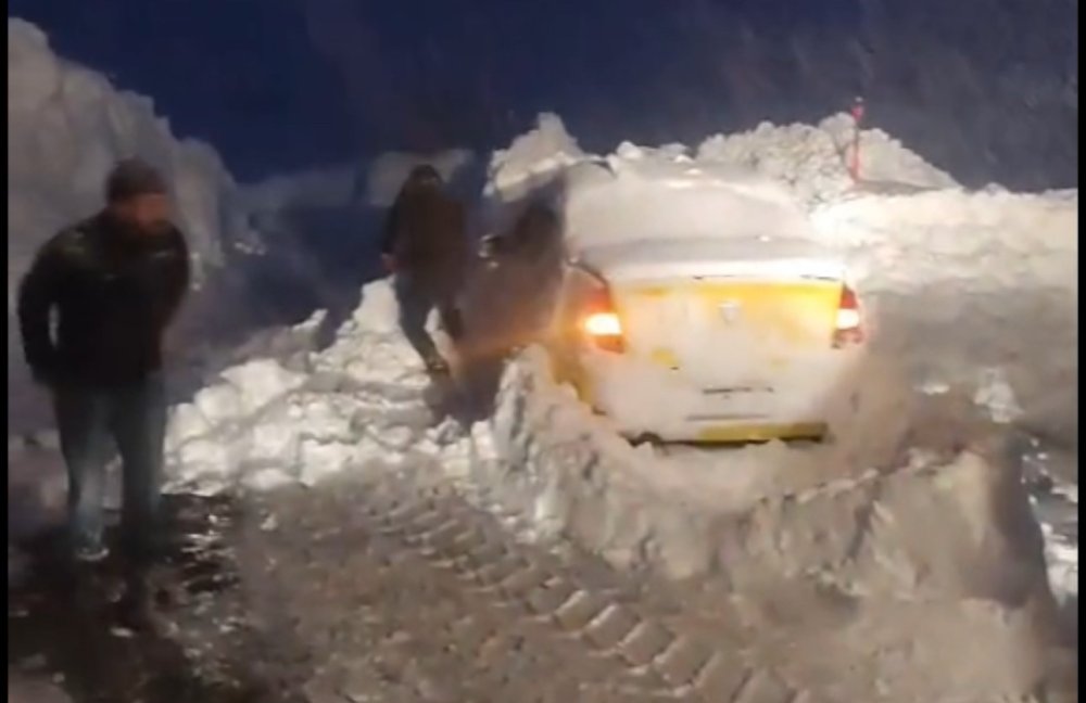 Şemdinli’de çığ: Karayolları ekipleri zamanla yarışarak 3 kişiyi kurtardı