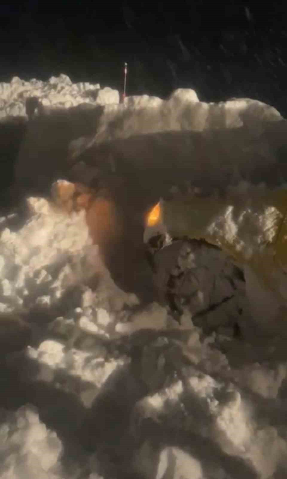 Şemdinli’de çığ: Karayolları ekipleri zamanla yarışarak 3 kişiyi kurtardı