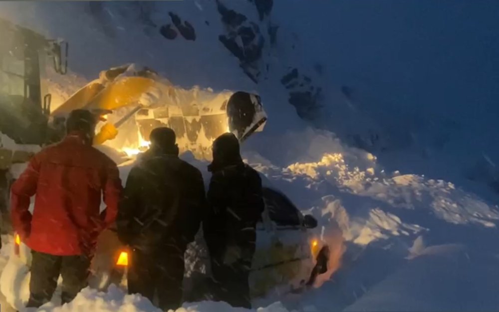 Şemdinli’de çığ: Karayolları ekipleri zamanla yarışarak 3 kişiyi kurtardı