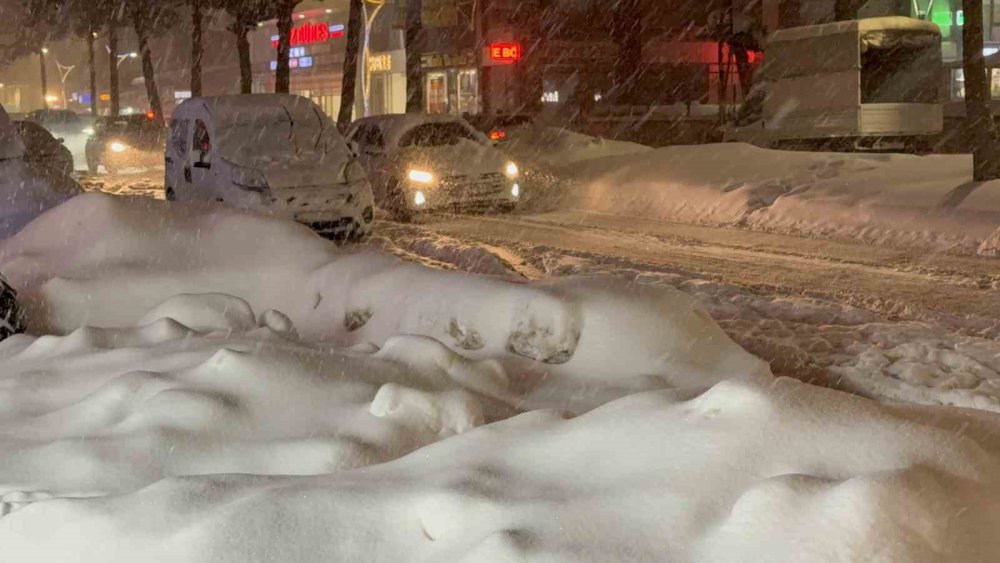 Tatvan’da 15 köy yolu ulaşıma kapadı: Kar kalınlığı 50 santime ulaştı