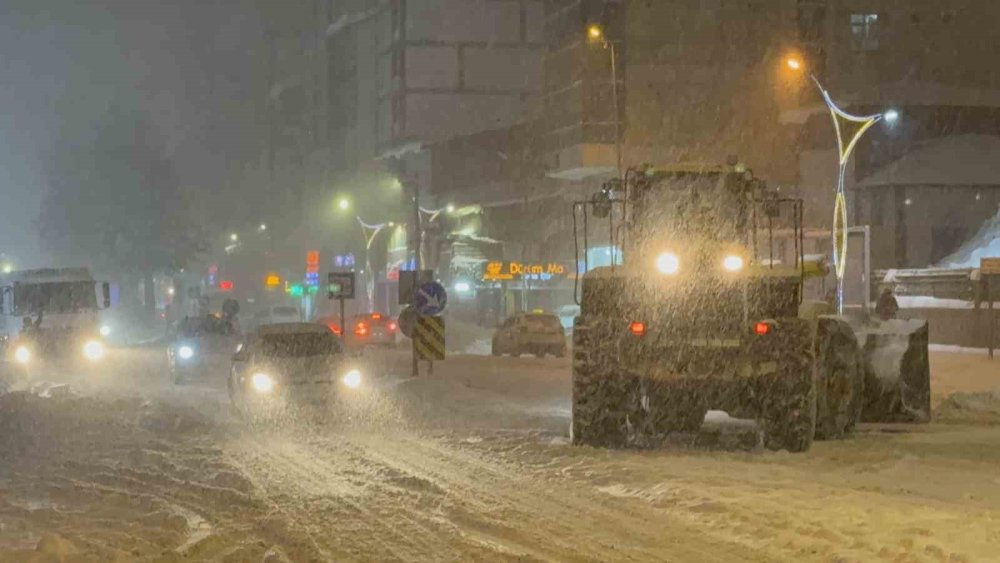 Tatvan’da 15 köy yolu ulaşıma kapadı: Kar kalınlığı 50 santime ulaştı