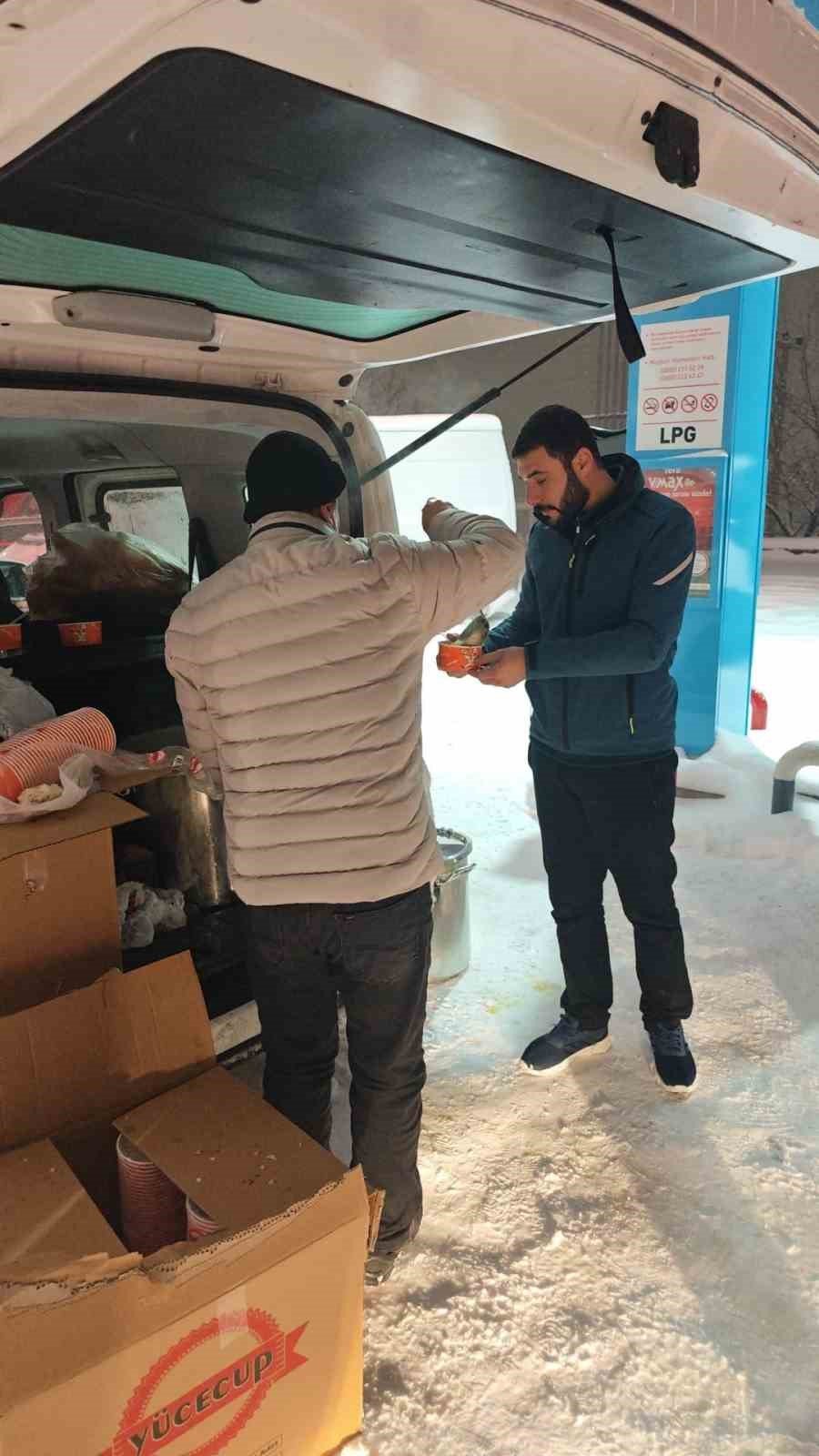 Yolda mahsur kalanlara sıcak çorba desteği