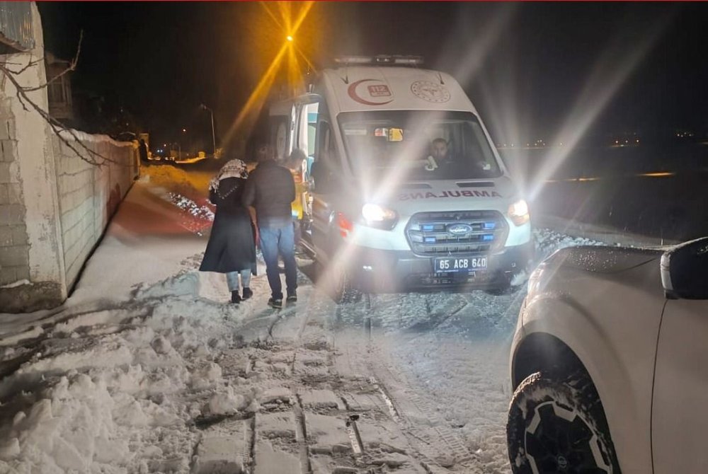 Başkale'de KOAH hastası, 3,5 saatlik çalışmayla hastaneye ulaştırıldı