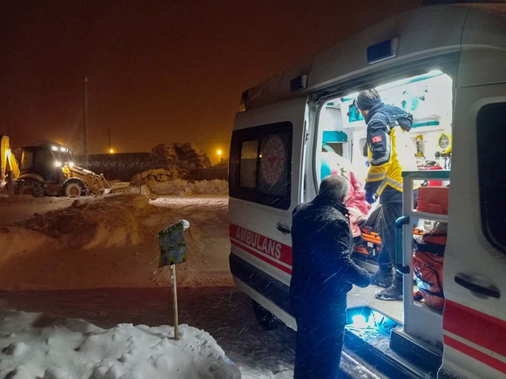 Başkale'de KOAH hastası, 3,5 saatlik çalışmayla hastaneye ulaştırıldı