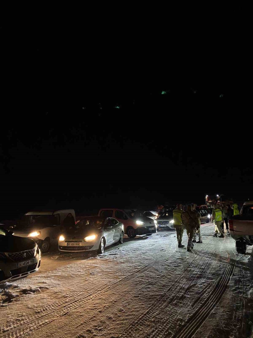 Bitlis-Baykan yolu ulaşıma kapandı, 3 saat sonra kontrollü açıldı