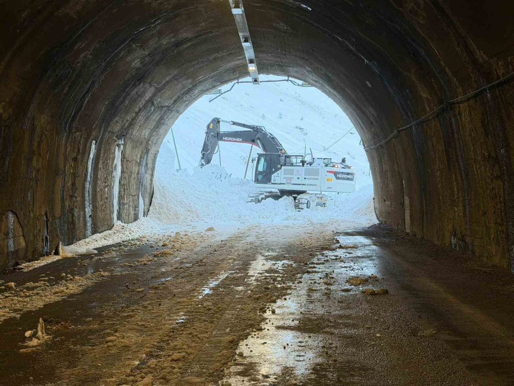 Hakkari-Van yolu ulaşıma açıldı
