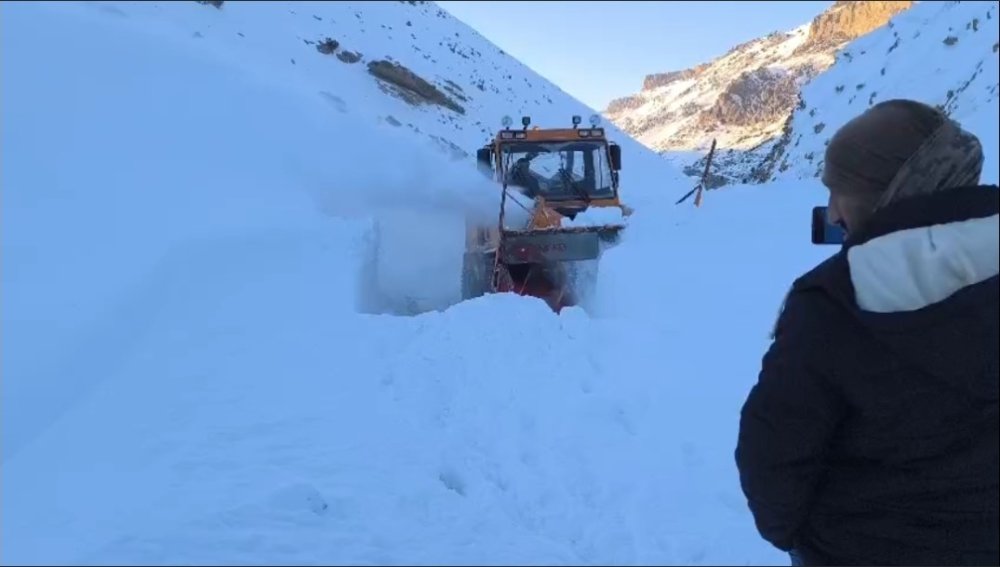 Başkale’de çığ nedeniyle kapanan yol ulaşıma açıldı