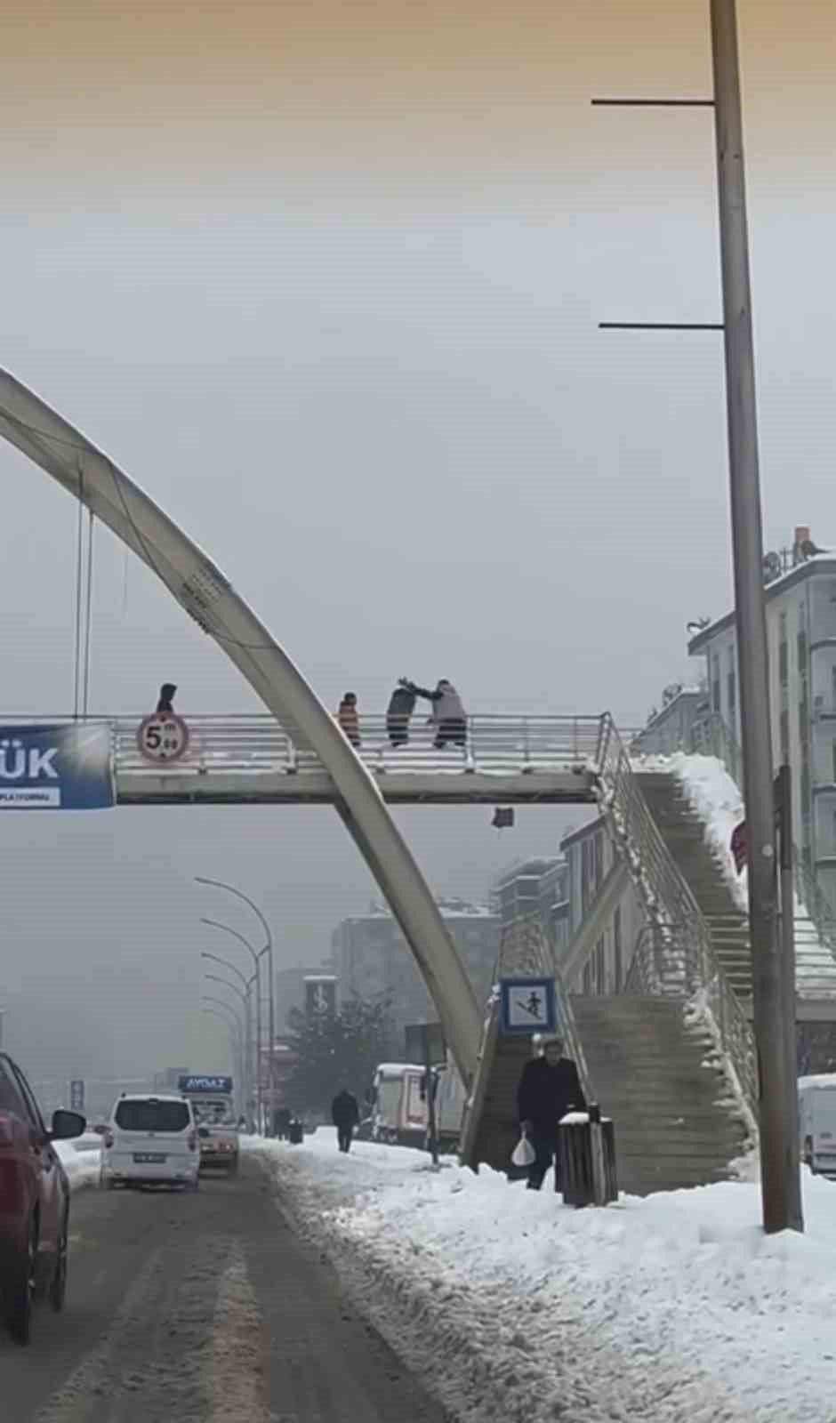 Kar topu attıkları gerekçesiyle çocukları darbeden kişi tutuklandı