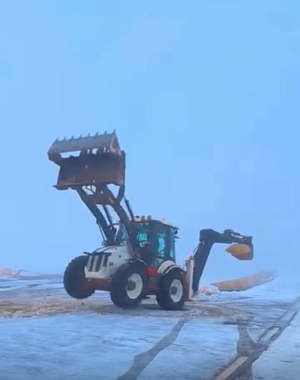 Kepçe operatörü iş makinasıyla drift attı