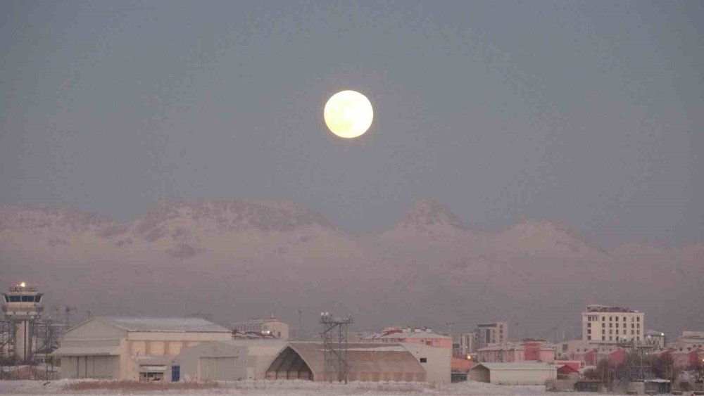 Van’da "Kurt Dolunayı" görsel şölen sundu