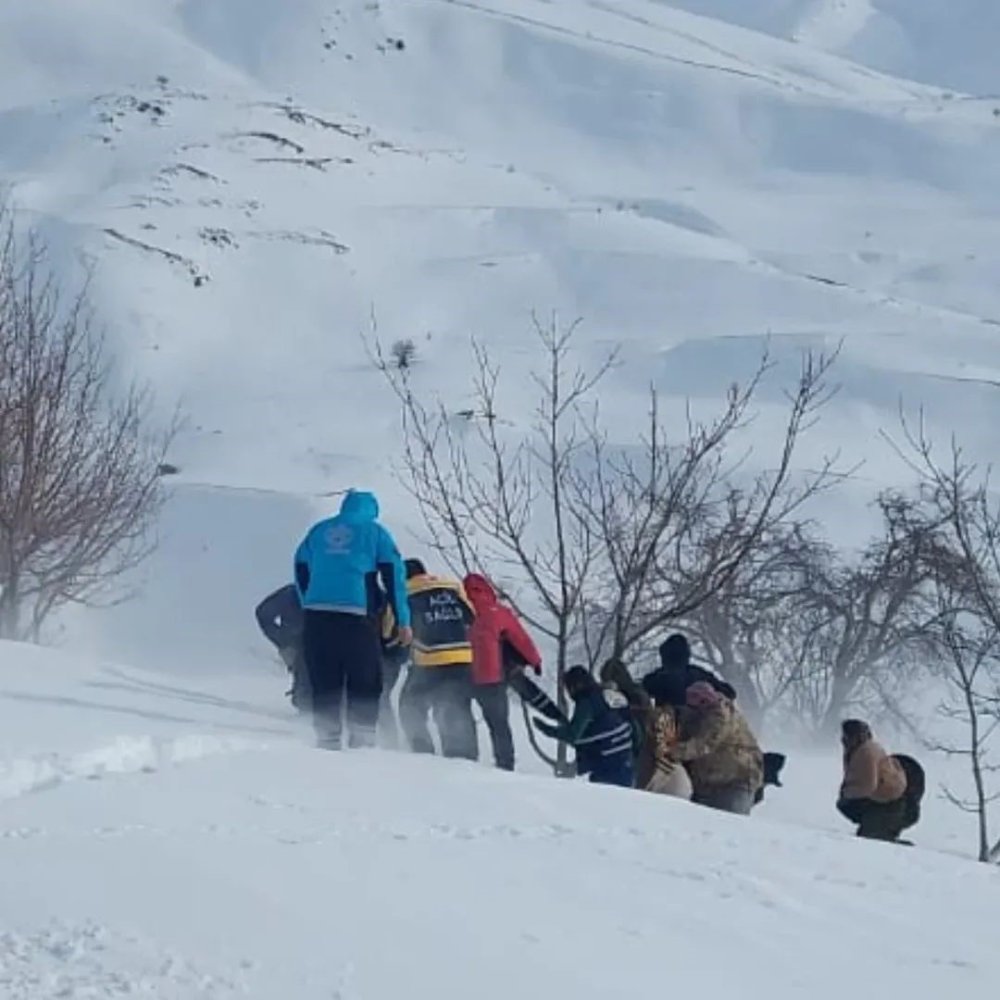 Hamile kadın helikopterle hastaneye ulaştırıldı