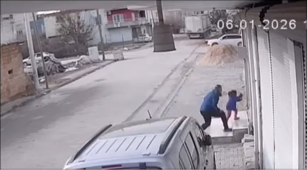 Sokak ortasında bebekli anne ve küçük kıza acımasız saldırı