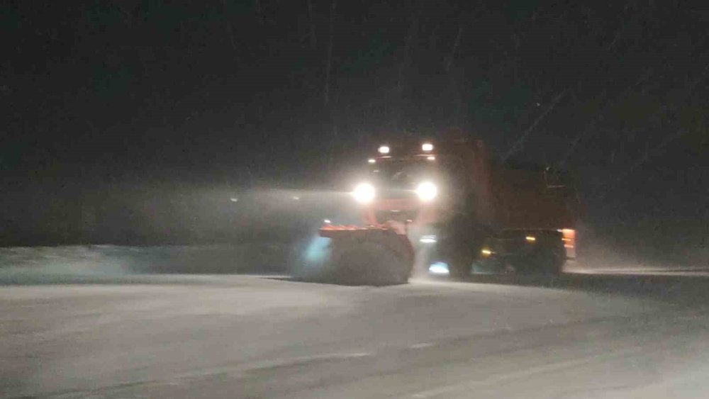 Van’ın Kurubaş Geçidi’nde kar ve tipi ulaşımı olumsuz etkiliyor