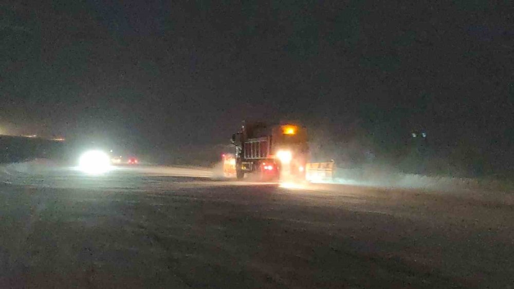 Van’ın Kurubaş Geçidi’nde kar ve tipi ulaşımı olumsuz etkiliyor