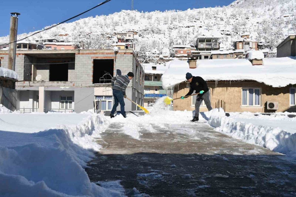 Beytüşşebap’ta damlarda biriken kar temizleniyor