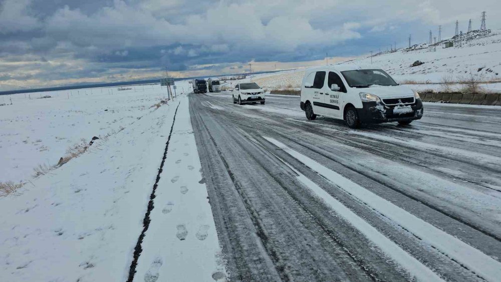 Bitlis'te kar ve buzlanma nedeniyle onlarca araç yolda kaldı