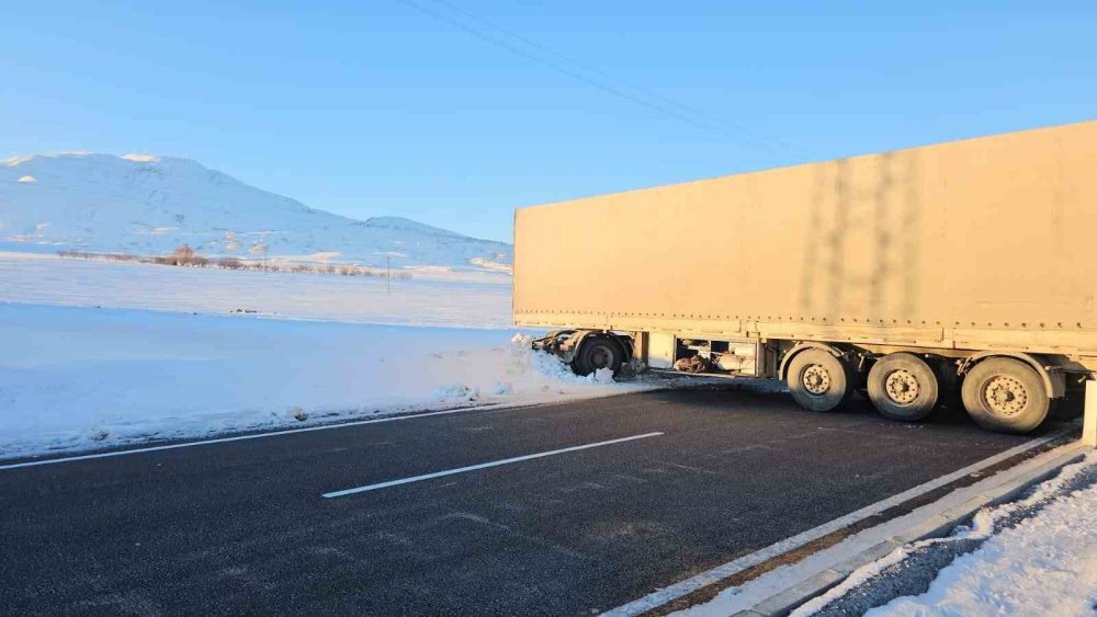 Buzlanan yolda kayan tır yolu kapattı