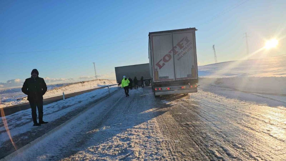 Buzlanan yolda kayan tır yolu kapattı
