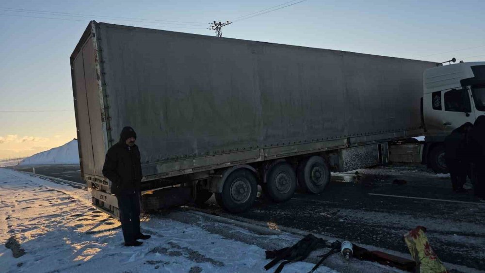 Buzlanan yolda kayan tır yolu kapattı