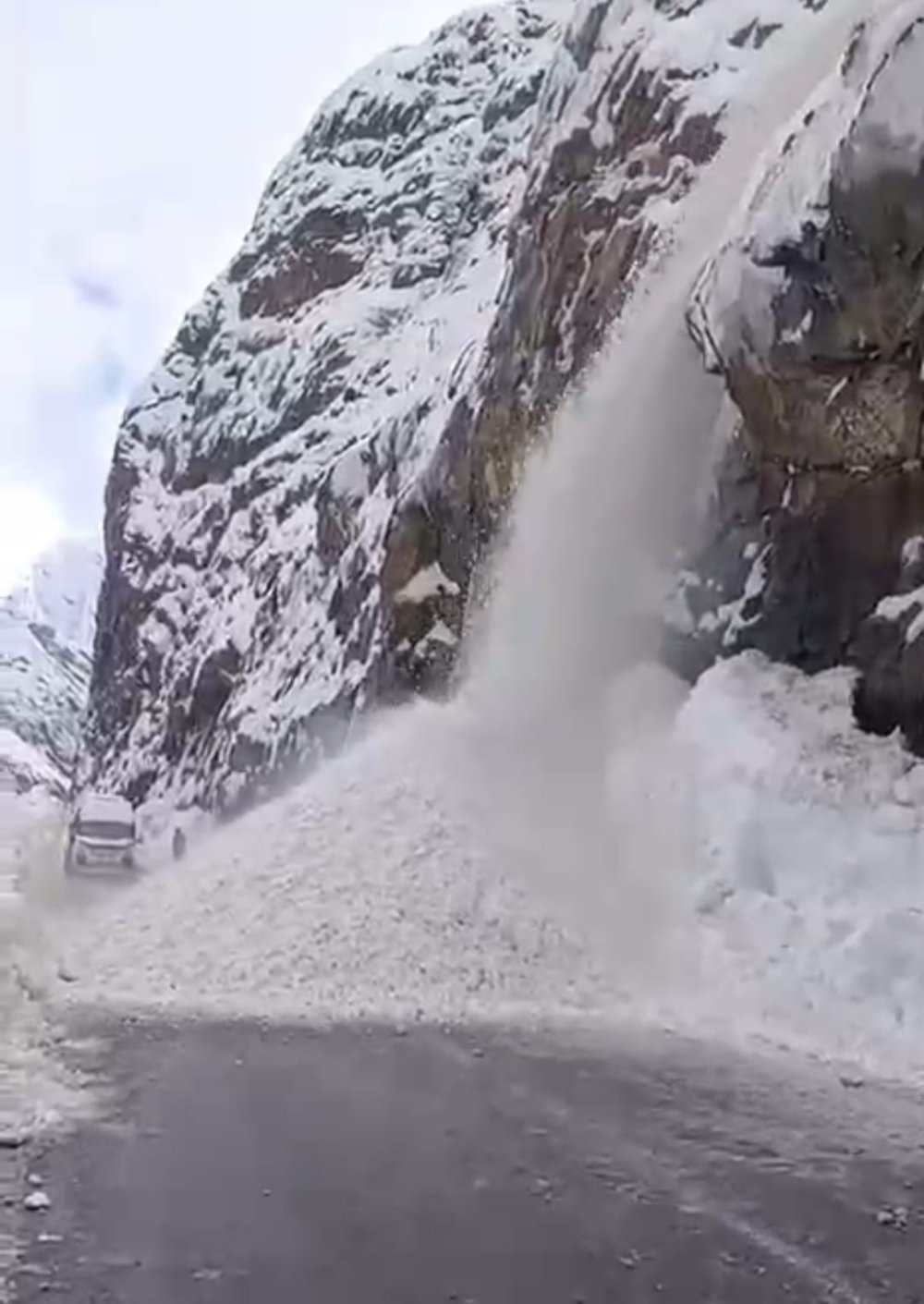 Hakkari-Çukurca yolunda 2 ayrı çığ düştü: Yol ulaşıma kapandı
