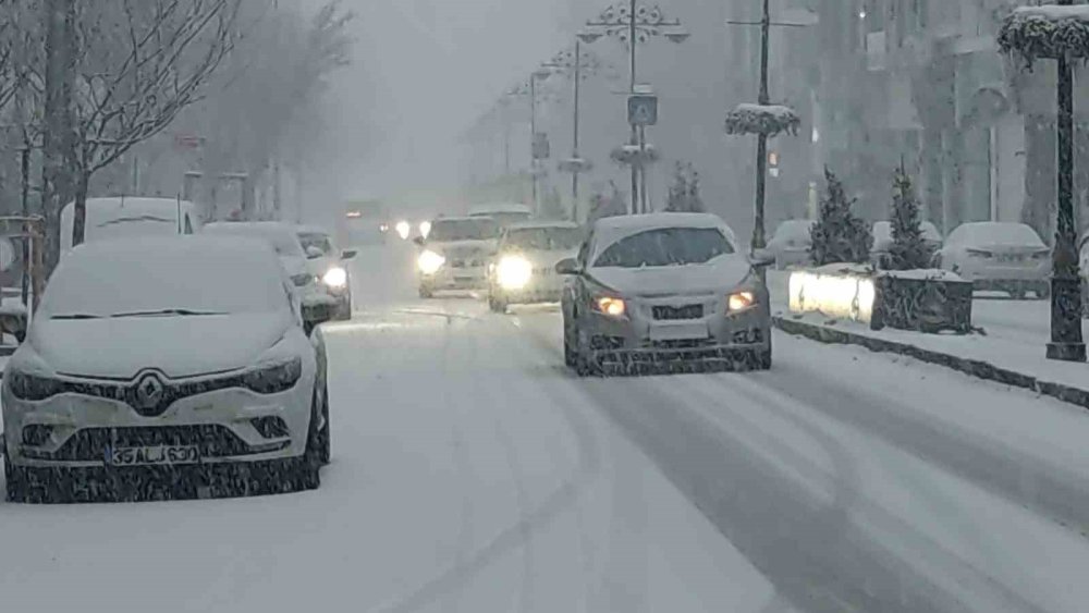 Van’da 405 yerleşim yerinin yolu kapandı