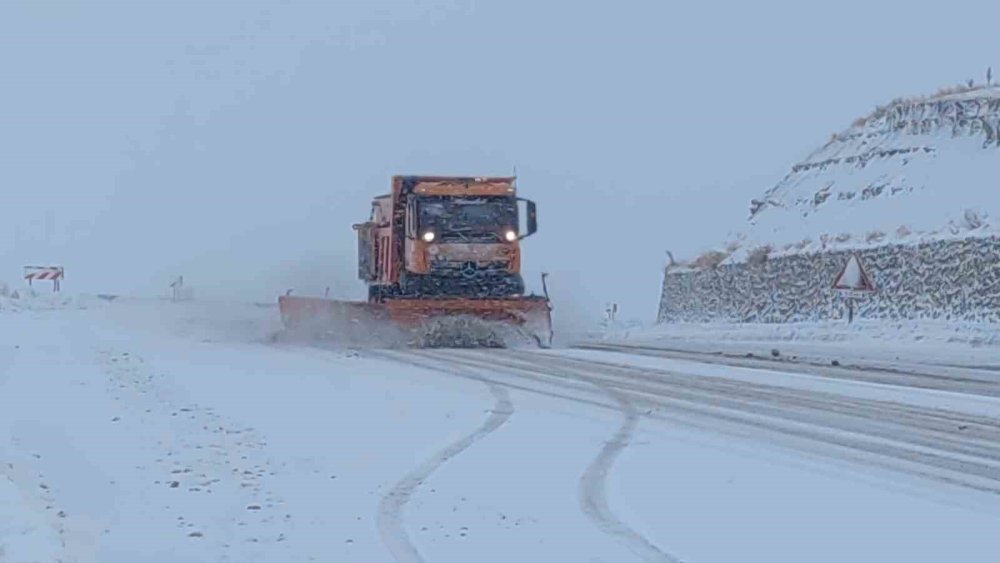 Van’da 405 yerleşim yerinin yolu kapandı
