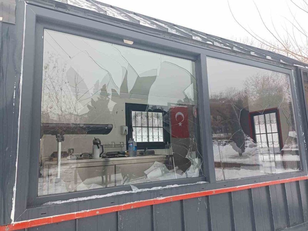 Diyarbakır'da zabıta bürosuna taşlı saldırı