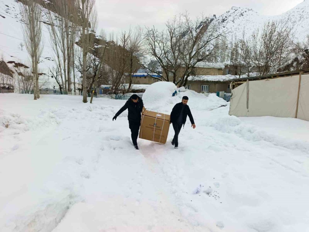 Duyarlı vatandaştan Beytüşşebap'taki engelli vatandaşa akülü sandalye desteği