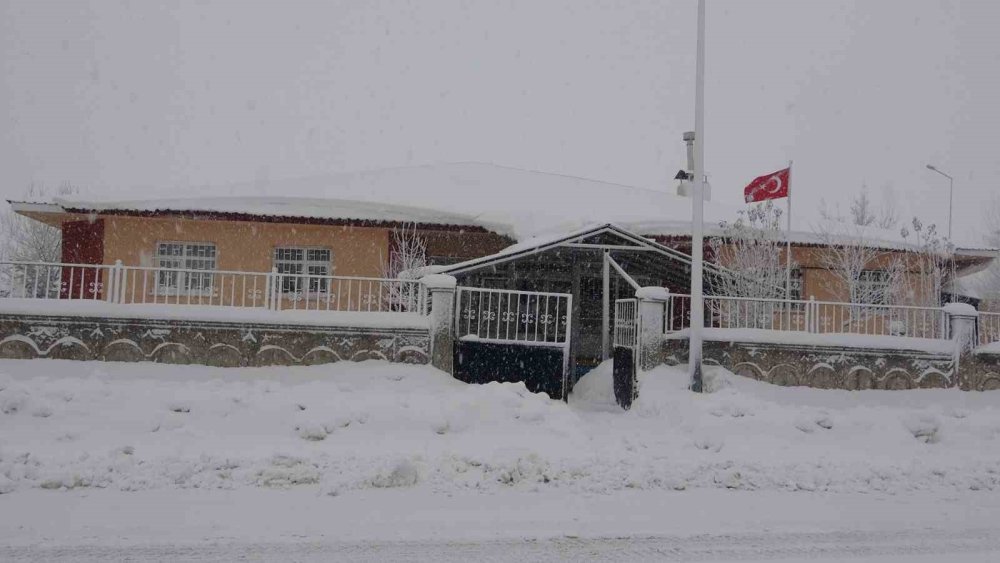 Bitlis’te kar yağışı nedeniyle 51 köy yolu ulaşıma kapandı
