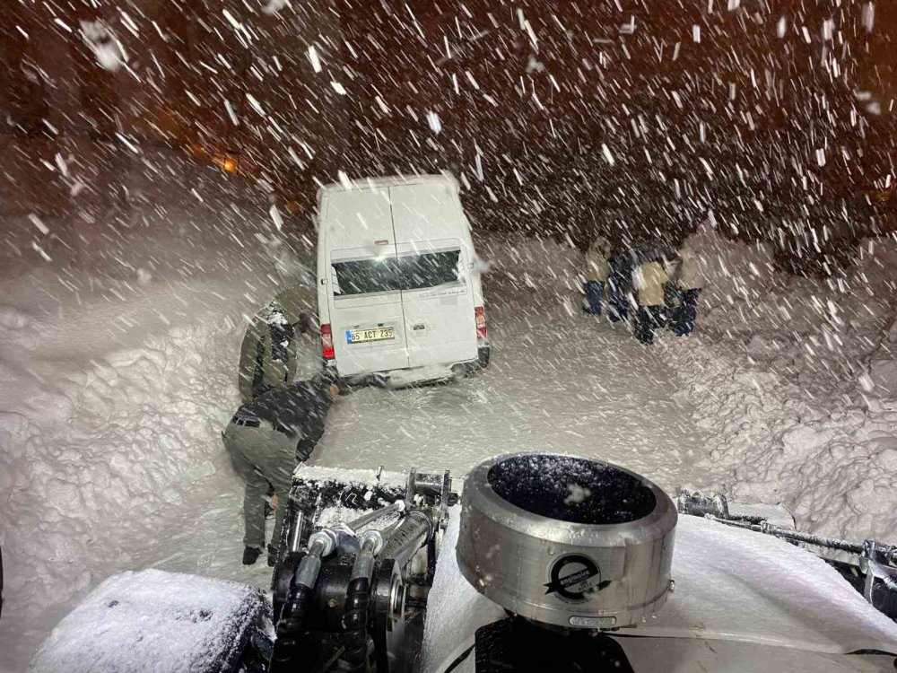 Hakkari’de tipide mahsur kalan minibüs kurtarıldı