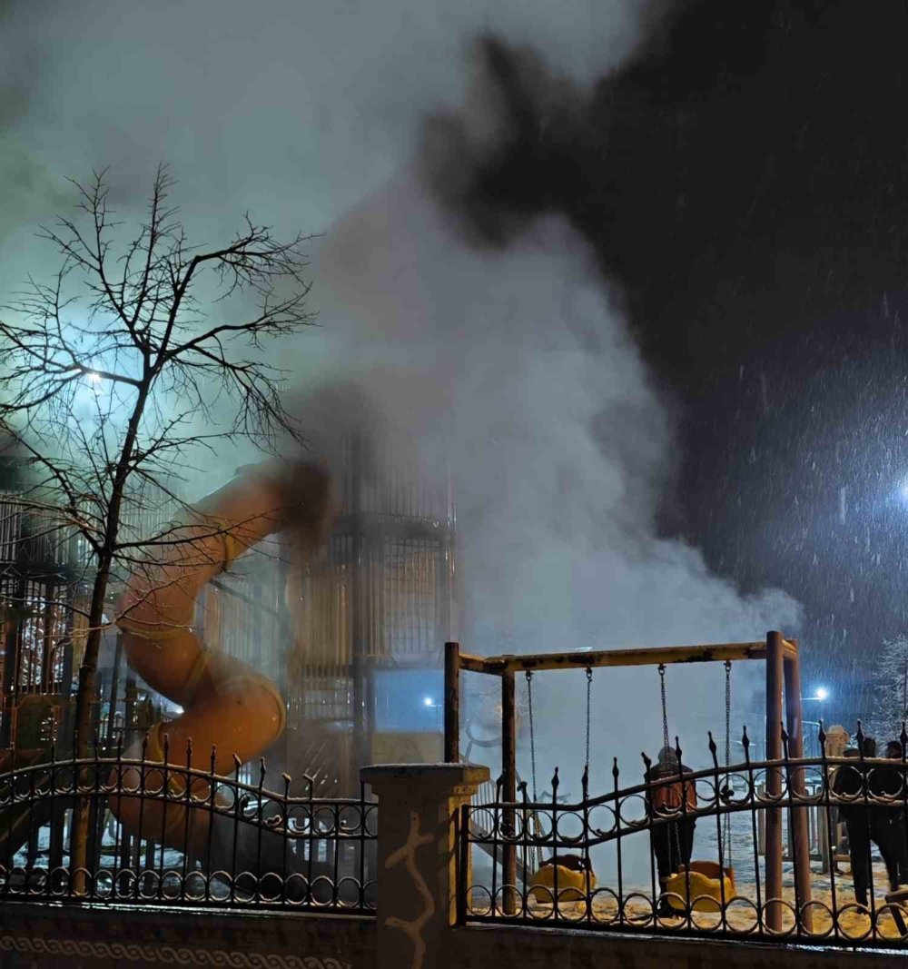 Van’da çocuk parkı ateşe verildi