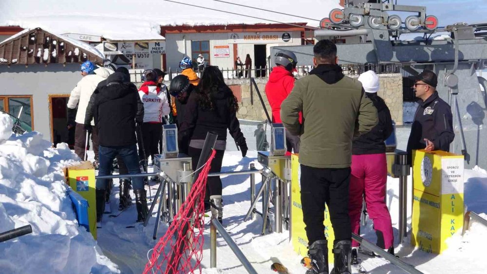 Yoğun kar yağışı Gevaş'taki Kayak Merkezi’ni yeniden hareketlendirdi