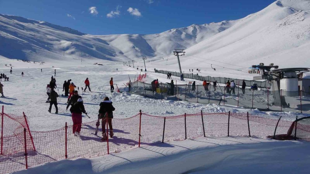 Yoğun kar yağışı Gevaş'taki Kayak Merkezi’ni yeniden hareketlendirdi