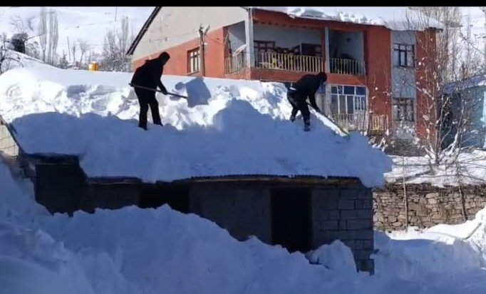 Köylerde imece usulüyle çatılar temizleniyor