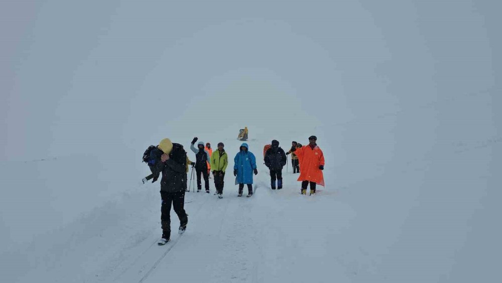 Süphan'da mahsur kalan dağcılar kurtarıldı