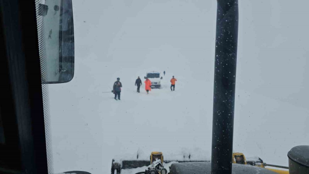 Süphan'da mahsur kalan dağcılar kurtarıldı