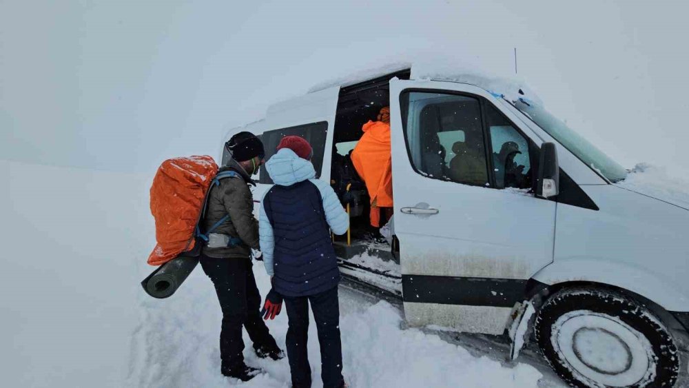 Süphan'da mahsur kalan dağcılar kurtarıldı