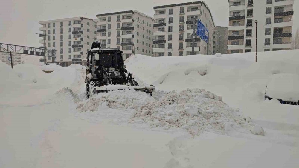 Bitlis’te tek katlı evler kardan kayboldu, 314 köy yolu ulaşıma kapandı