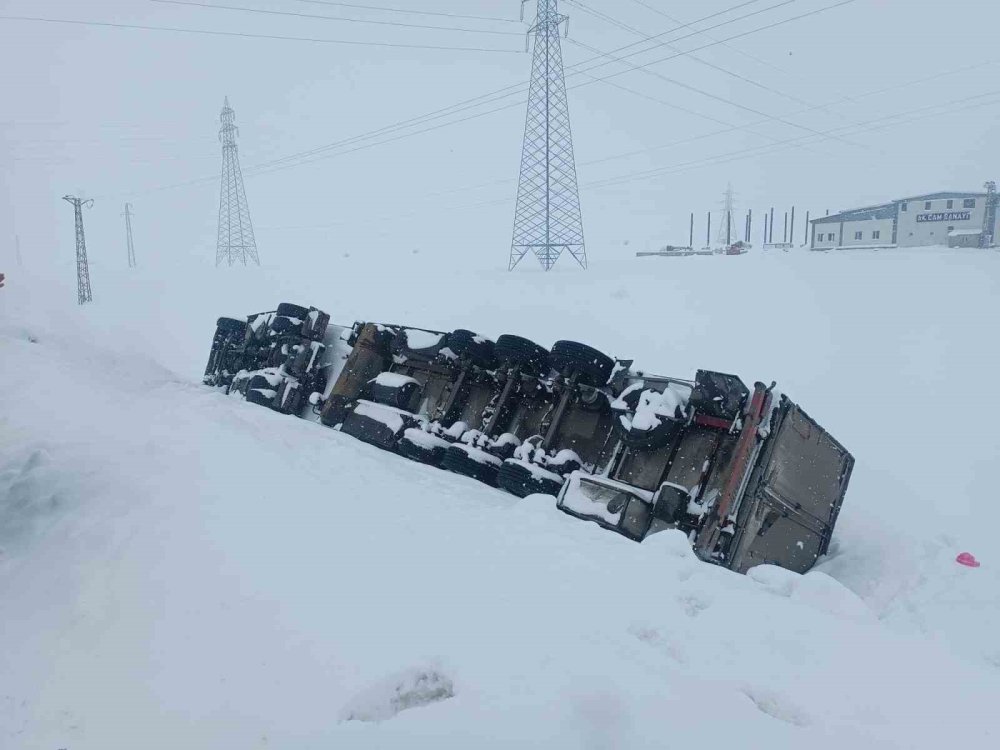 Tatvan yolunda maddi hasarlı tır kazası