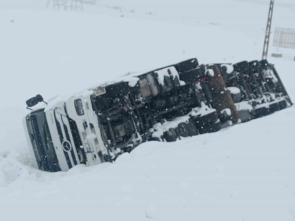 Tatvan yolunda maddi hasarlı tır kazası