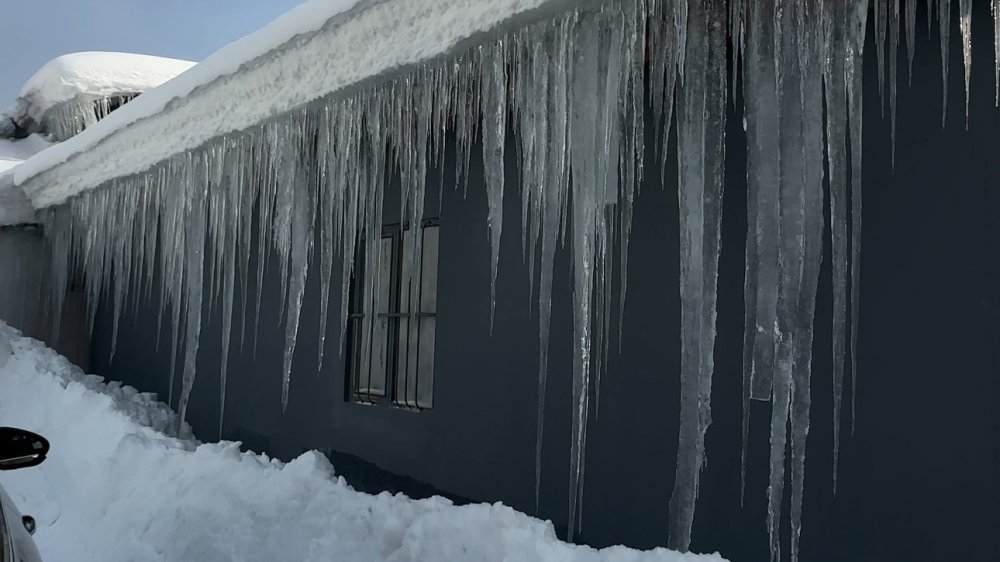 Yüksekova’da 3 metrelik buz sarkıtları oluştu