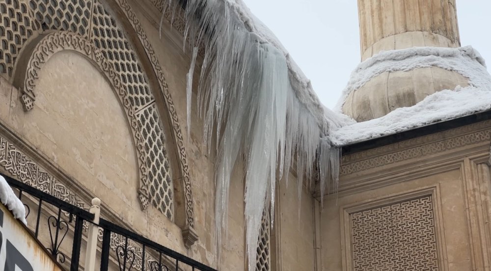 Yüksekova’da 3 metrelik buz sarkıtları oluştu