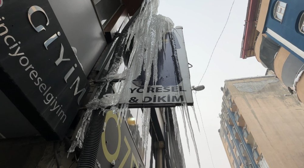 Yüksekova’da 3 metrelik buz sarkıtları oluştu