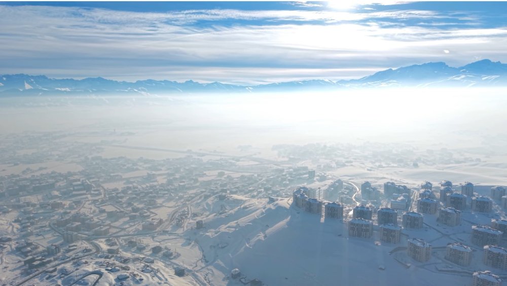 Yüksekova’da 3 metrelik buz sarkıtları oluştu